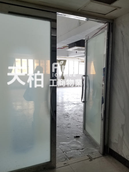 葵涌-金基工業大廈，企理靚倉，多窗開揚光猛，四正實用高，獨立門口，獨立內廁，大電100A，可入40呎貨櫃，近葵興港鐵  |  金基工業大廈 |  建築面積: 1,739平方呎  |  租金HK$26,000 元 @HK$14.96平方呎 【放租】(T00121)
